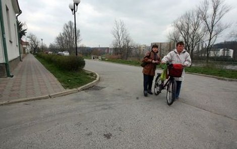 „Byl to strašný pohled,“ třese se ještě teď cyklistka v bílé bundě. Obě ženy jen doufaly, že obětí není nikdo z jejich známých.