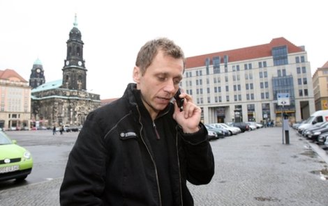 Bývalý slávistický špílmachr Ivo Ulich se i v Drážďanech účastní chodu ﬁrmy. Pořád s telefonem u ucha, i tak se dělá byznys na dálku.