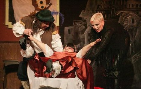 Čachtická paní Uršula se koupe v krvi za asistence svých sluhů Kateřiny Kornové (vpravo) a Jaroslava Sypala. 