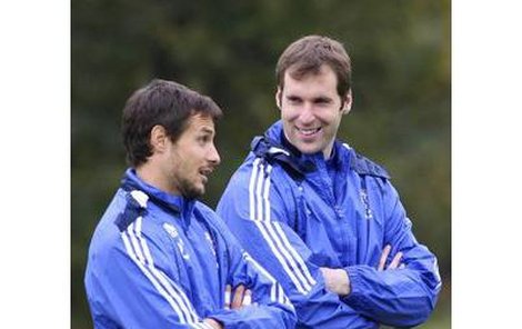 Carlo Cudicini a Petr Čech diskutují v tréninkovém centru Chelsea v Cobhamu.