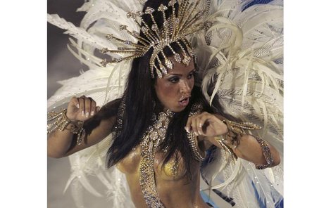 Čelenky, ﬂitry a co nejvíc odhalené bronzové kůže dodávají grády karnevalové horečce.