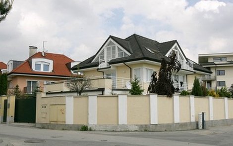 Centrum krásy v Bratislavě vypadá na pohled jako obyčejná vila.