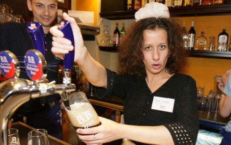 Čepování piva se Ester Kočičková zhostila na jedničku.