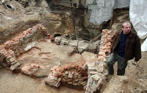 Černé stavby vznikaly již ve dvanáctém století. U hradeb města stál načerno postavený dům, což bylo ve středověku zakázáno.