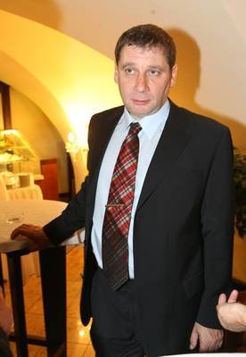 Čerstvý senátor Tomáš Töpfer se zbavil svého plnovousu. Jednak kvůli politice a také kvůli dotáčení Četnických humoresek.