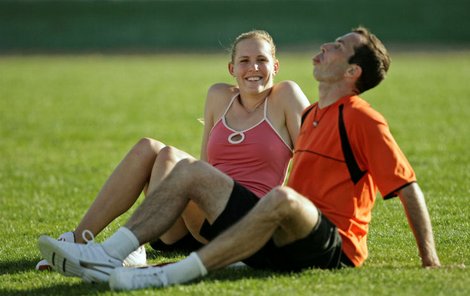 Čeští tenisté Nicole Vaidišová a Radek Štěpánek si užívali pohody a lásky na trávníku v Indian Wells. Radek dělal legraci a Nicole se smála…