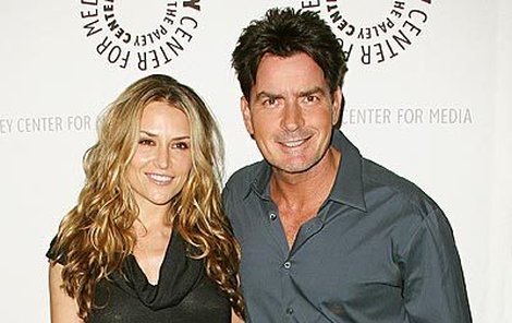  Charlie Sheen a jeho žena Brooke Mueller.