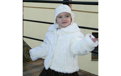 Charlotte Ella Gottová samozřejmě dorazila ve svátečních šatech, bílém kožíšku a krásném pleteném kloboučku.