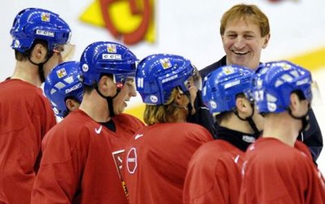 „Chlapci, máte na ně, tak do toho vlítněte,“ hecuje trenér Hadamczik. Čeští hokejisté mají už jistý postup do čtvrtﬁ nále MS. Po vítězství USA nad Lotyšskem už z postupující čtveřice nevypadnou.