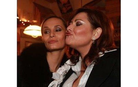 Chlapy nepotřebujeme, můžeme se políbit navzájem, říkaly si zřejmě v úterý večer nezadané zpěvačky Ilona Csáková (vpravo) a Monika Absolonová.