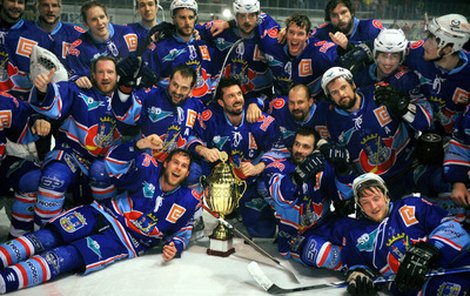 Chomutovští hokejisté slaví postup do baráže i s pohárem pro vítěze 1. ligy.