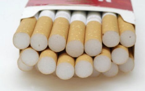 Cigarety budou dražší až od podzimu, ﬁrmy se totiž předzásobily kolky s nižšími cenami.