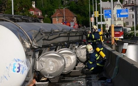 Cisterna se převrátila poté, co řidič ve vysoké rychlosti nezvládl zatáčku. Ze zdemolované kabiny vyprošťovali hasiči řidiče půl hodiny.