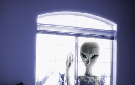 Co je to UFO? UFO je zkratka anglického termínu »uni-dentiﬁ ed ﬂ ying object«, česky neidenti-ﬁ kovaný létající objekt. UFO tedy nemá nic společného s mimozemšťany. Je to prostě cosi na obloze, co nedokážeme pojmenovat. Pokud na obl