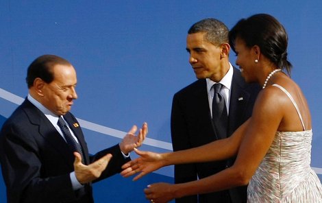 „Co to proboha dělá?“ dívá se Obama žárlivě na Silvia…