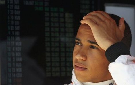 Coby nováček vede Lewis Hamilton MS formule 1, přesto má i důvod být nešťastný.