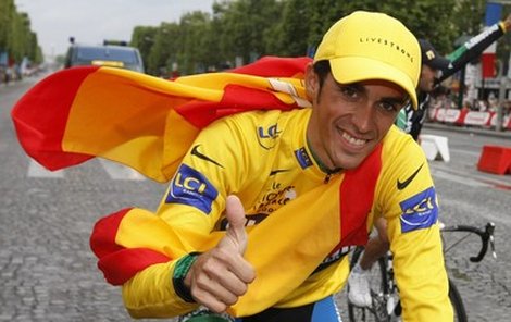 Contador při deﬁ lé na Champs Elysèes.