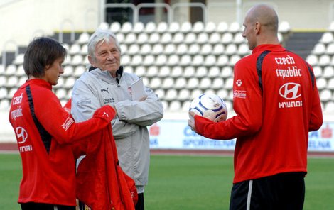 Copak asi říká trenér Brückner svým nejmilejším? »No tak, kluci, neblbněte. Je nám spolu špatně? Teď jednou zaberte a potáhneme to pak spolu zase dál…«