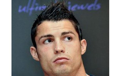 Cristiano Ronaldo: „Když na to mám, co bych si nepořídil pořádnej bejvák?!“ Mimochodem – ročně si vydělá asi na tři takové baráky...
