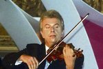 Jaroslav Svěcený je zvyklý držet v náručí housle několikamilionové ceny