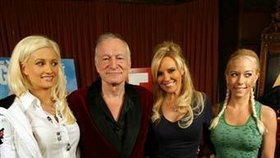 Zakladatel pánského magazínu Playboy Hugh Hefner má rovnou tři partnerky (zleva) Holly Madisonovou, Bridget Marquardtovou a Kendru Wilkinsonovou