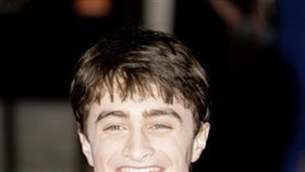 I když to tak nevypadá, Daniel Radcliffe moc důvodů ke smíchu nemá. Stále se mu nedaří najít ´holku´