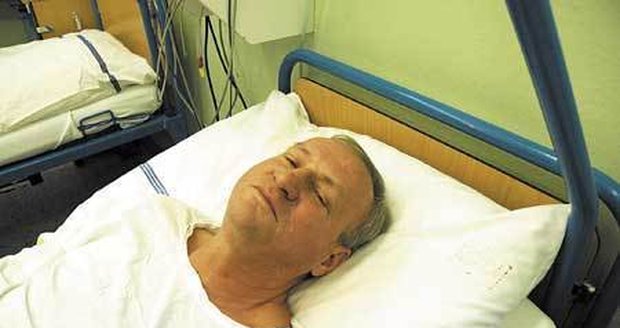 Pacient Zdeněk Pospíšil (59) přijel na operaci z Nejdku u Karlových Varů. ´Věřím tomu a těším se,´ řekl před odvozem na sál.