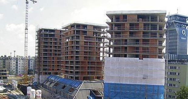 ZÁŘÍ 2007. Hrubá stavba je dokončena, a tak nyní ze staveniště mizí i výškové jeřáby