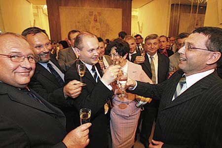 Předseda sněmovny Lubomír Zaorálek (ČSSD) pozval v úterý večer přítomné poslance na poslední přípitek. ´Ať se daří,´ přiťukával sklenkou šampaňského.