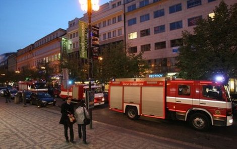Čtyři hasičské vozy přijely k hořícímu divadlu.