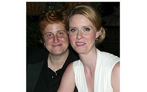 Cynthia Nixon (vpravo) a její budoucí manželka Christine.