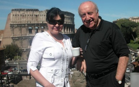 Dagmar Patrasová s manželem Felixem před slavným Koloseem.