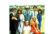 Dallas v roce 1980: zleva shora Larry Hagman, Linda Gray, Jim Davis, Patrick Duffy, Victoria Principal, Barbara Bel Geddes a Charlene Tilton.