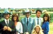 Dallas v roce 1980: zleva shora Larry Hagman, Linda Gray, Jim Davis, Patrick Duffy, Victoria Principal, Barbara Bel Geddes a Charlene Tilton.