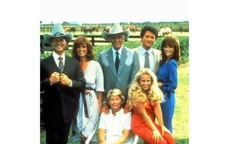 Dallas v roce 1980: zleva shora Larry Hagman, Linda Gray, Jim Davis, Patrick Duffy, Victoria Principal, Barbara Bel Geddes a Charlene Tilton.