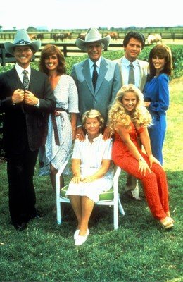 Dallas v roce 1980: zleva shora Larry Hagman, Linda Gray, Jim Davis, Patrick Duffy, Victoria Principal, Barbara Bel Geddes a Charlene Tilton.