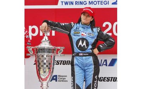 Danica Patrick si užívala chvíle s pohárem, prvním ze série IndyCar v její kariéře.