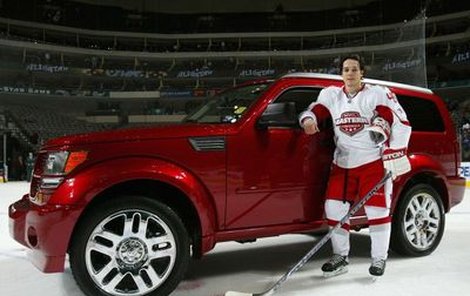 Daniel Briere se svým novým bourákem – Dodge Nitro za půl milionu korun.