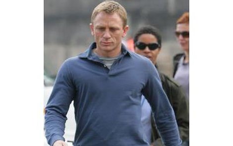 Daniel Craig alias neohrožený agent 007 začíná mít kvůli české stravě problémy s postavou.