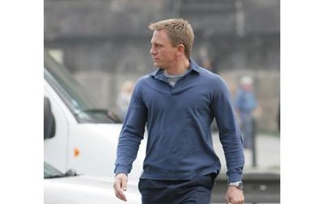 Daniel Craig včera odpoledne na Václavském náměstí u Národního muzea.