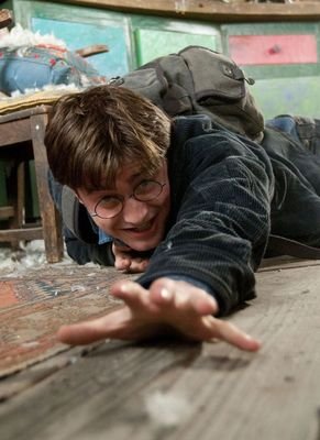 Daniel Radcliffe (Harry) sahá po hůlce