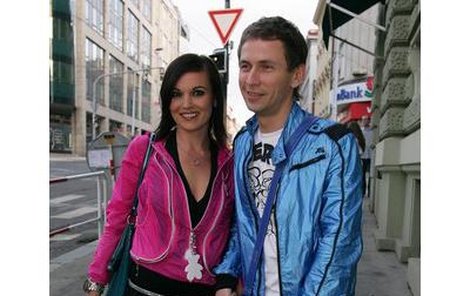 Daniela Révaiová vypadá s moderátorem Petrem Zajíčkem šťastně.