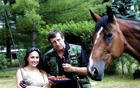 Danii představil Václav Vydra nejen svého koně, ale dokonce ji i pohostil jahodami, které vlastnoručně natrhal.