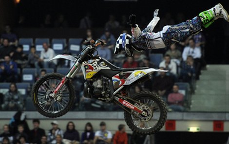 Dany Torres létá na motorce jako pták, dokážou to i každý zvlášť.