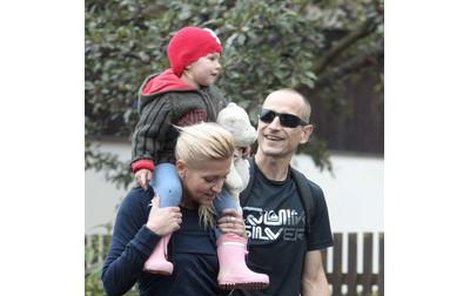 Dara na procházce s přítelem Matějem a jejich dcerou Laurou.