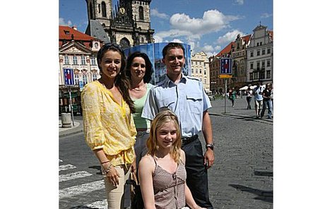 Dárek předal Jaroslav Molnar s Ivou Kubelkovou (vpravo) své chráněnkyni a její matce na Staroměstském náměstí. 