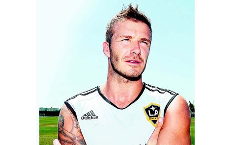 David Beckham a jeho nové růže na levé paži.