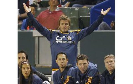 David Beckham byl vášnivý už na lavičce...