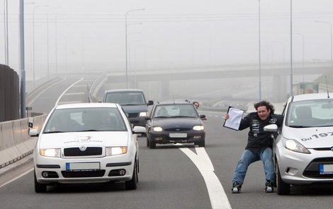 David Bryknar ujíždí na lyžích po dálnici.