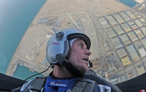 David Coulthard v akrobatickém letadle pěkně poškádlil svůj žaludek...